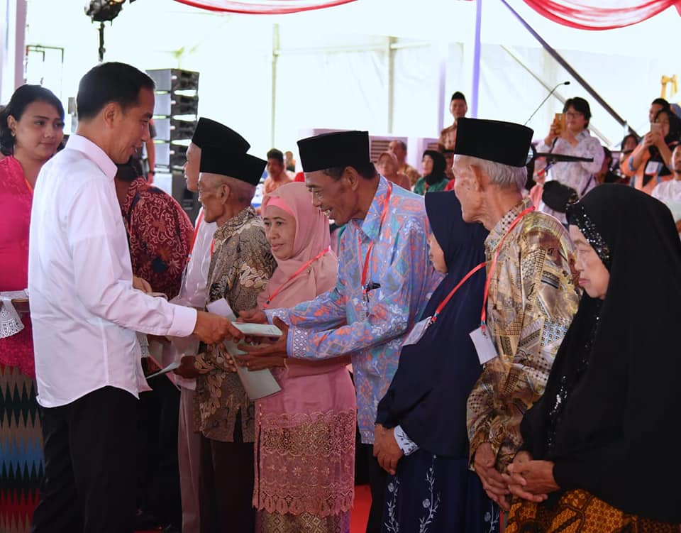 Mengapa Jokowi Gencar Bagikan Sertifikat Tanah?